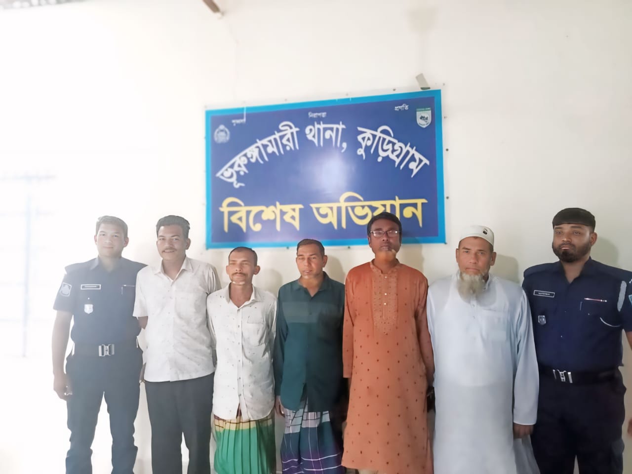 ভূরুঙ্গামারীতে নাশকতা বিরোধী পুলিশের বিশেষ অভিযানে গ্রেফতার ৫ জন।।